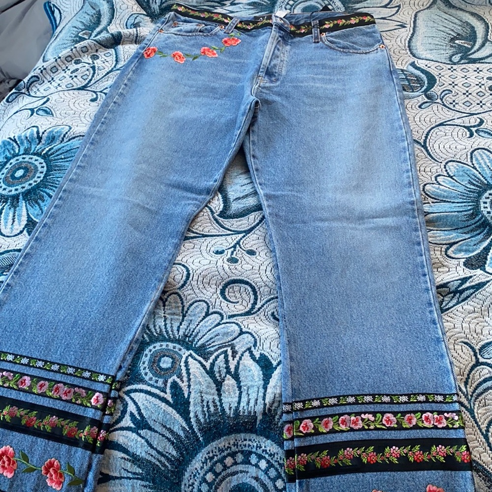 BLUE A•B•S JEANS WITH FLOWER DESIGN.